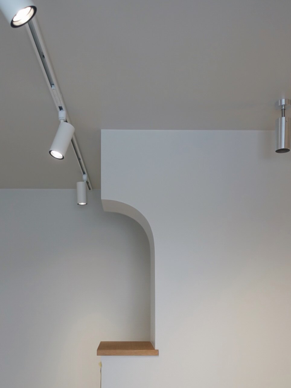 アーチのある甲南山手店の店内